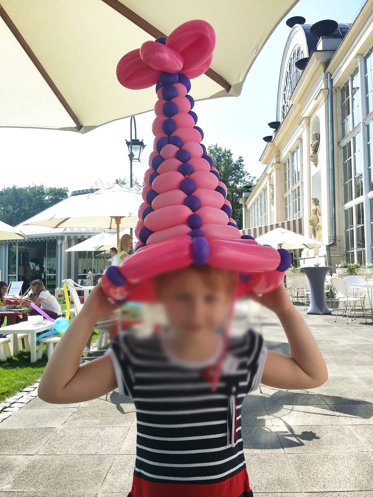 Kapelusz skręcony z balonów