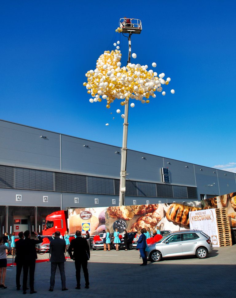 1000 balonów zrzucone w czasie eventu firmowego