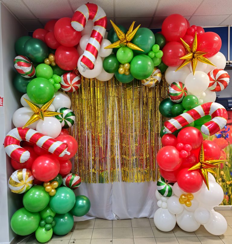 Świąteczna balonowa ścianka do zdjęć.