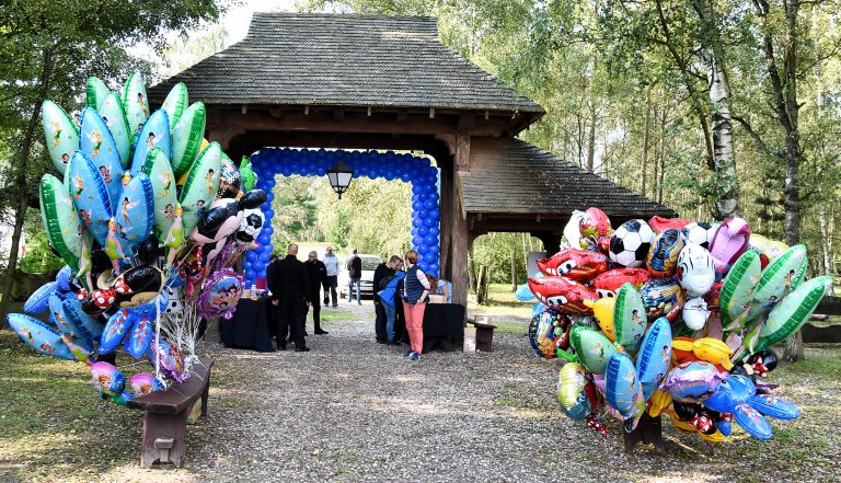 Balony foliowe z helem jako niespodzianki dla dzieci na pikniku