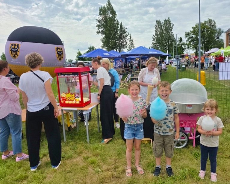 Wata cukrowa jako atrakcja na pikniku w Dobrzykowicach