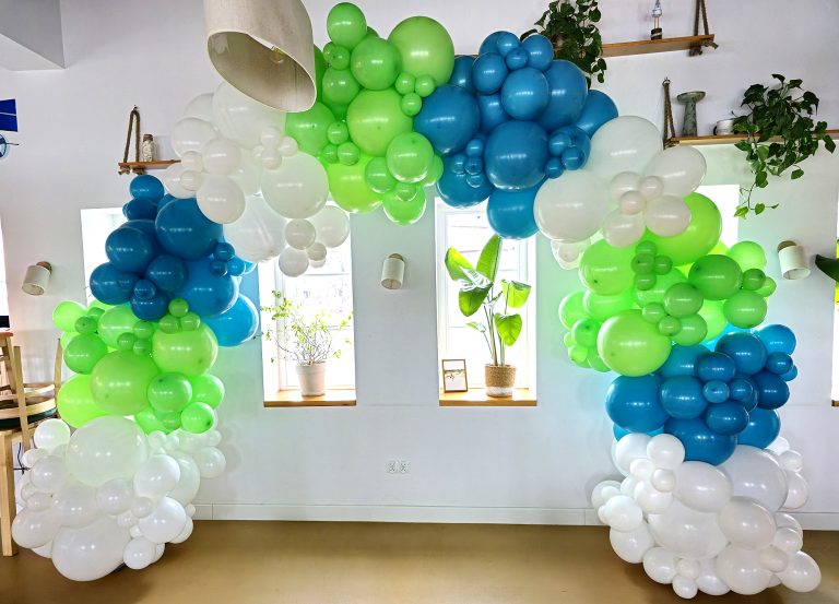 Organiczny łuk balonowy na imprezie firmowej