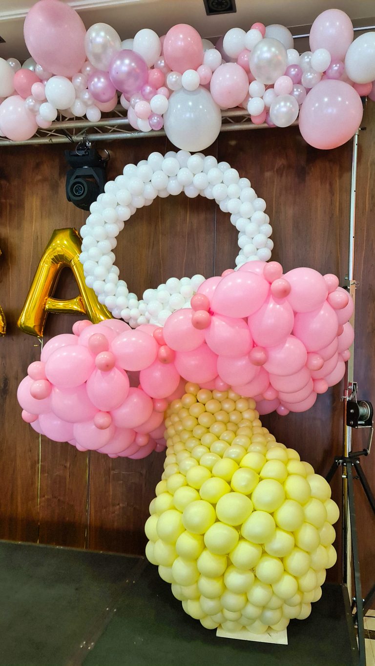Smoczek z balonów na Baby Shower