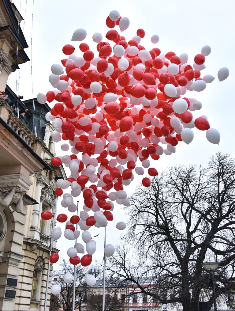 Wypuszczanie 1000 biało-czerwonych balonów helowych