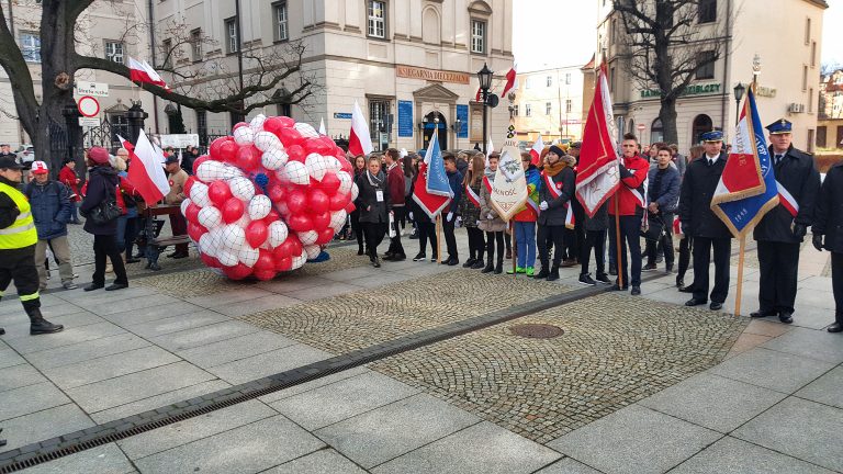 Balony z helem przygotowane do wypuszczenia w czasie uroczystości patriotycznych