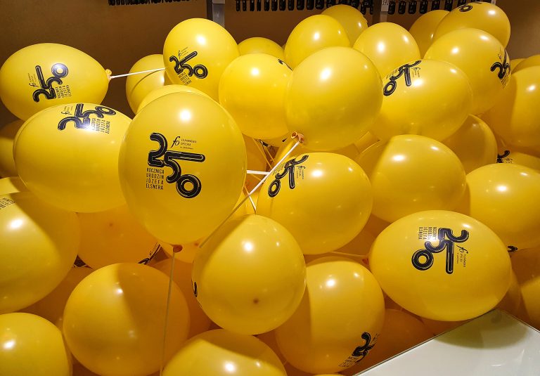 Balony z nadrukiem założone na patyczki w Filharmonii w Opolu