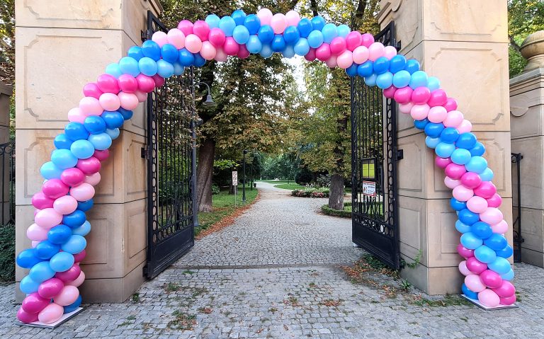 Brama z balonów we Wrocławiu przy wejściu do parku