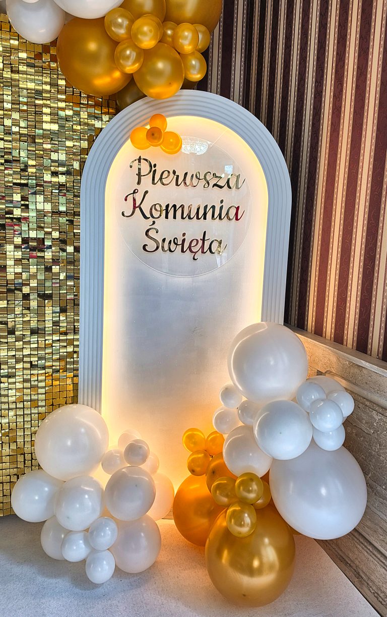 Podświetlany portal jako element ścianki balonowej z okazji Pierwszej Komunii Świętej