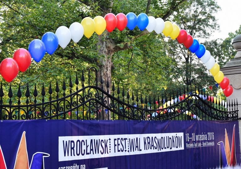 Balonowy łuk helowy we Wrocławiu w parku