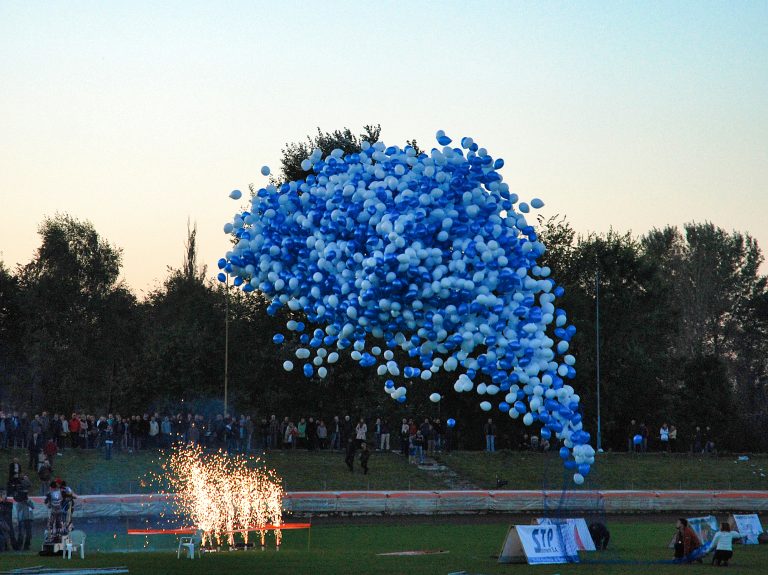 Puszczanie 2000 balonów z helem na żużlu w Krakowie