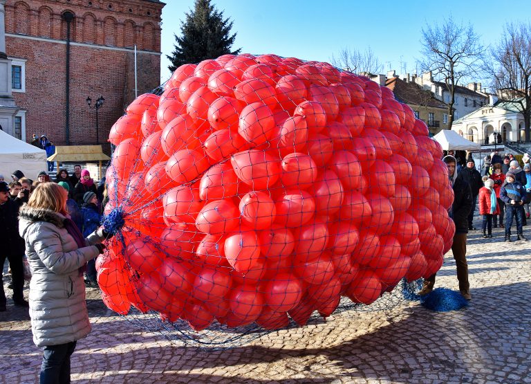 1000 czerwonych balonów z helem na Rynku w Sandomierzu gotowych do wypuszczenia
