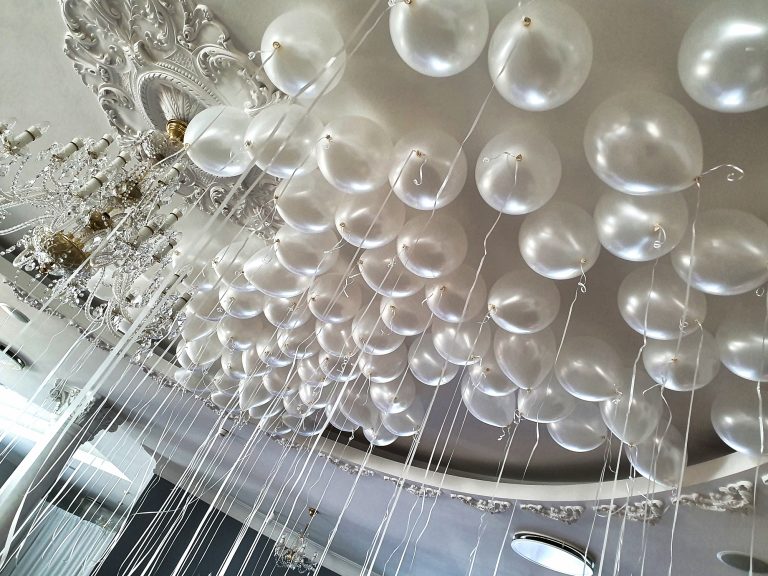 Balony z helem pod sufitem jako dekoracja na imprezę