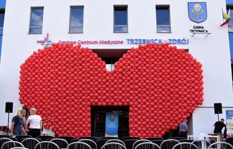 Brama z balonów w kształcie serca