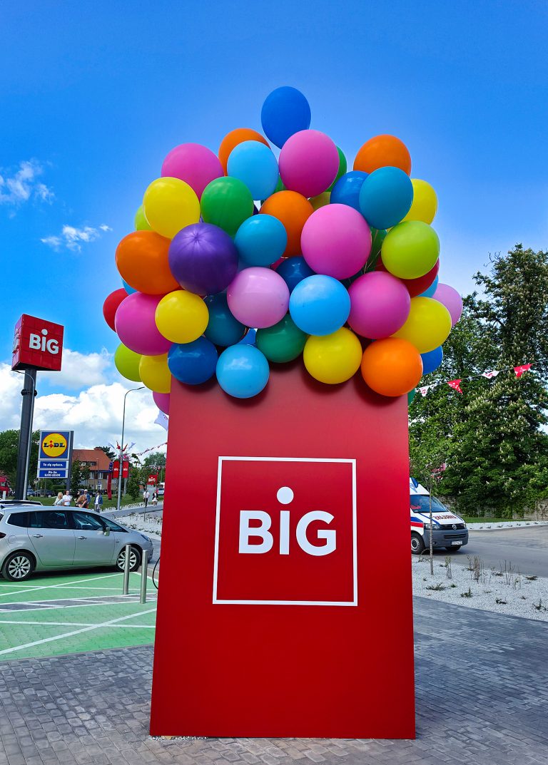 Balony z helem jako dekoracja na otwarcie Galerii w Dzierżoniowie