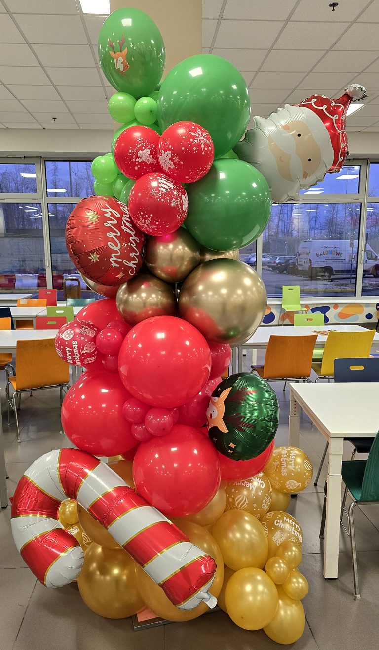Świąteczna dekoracja balonowa na terenie firmy.