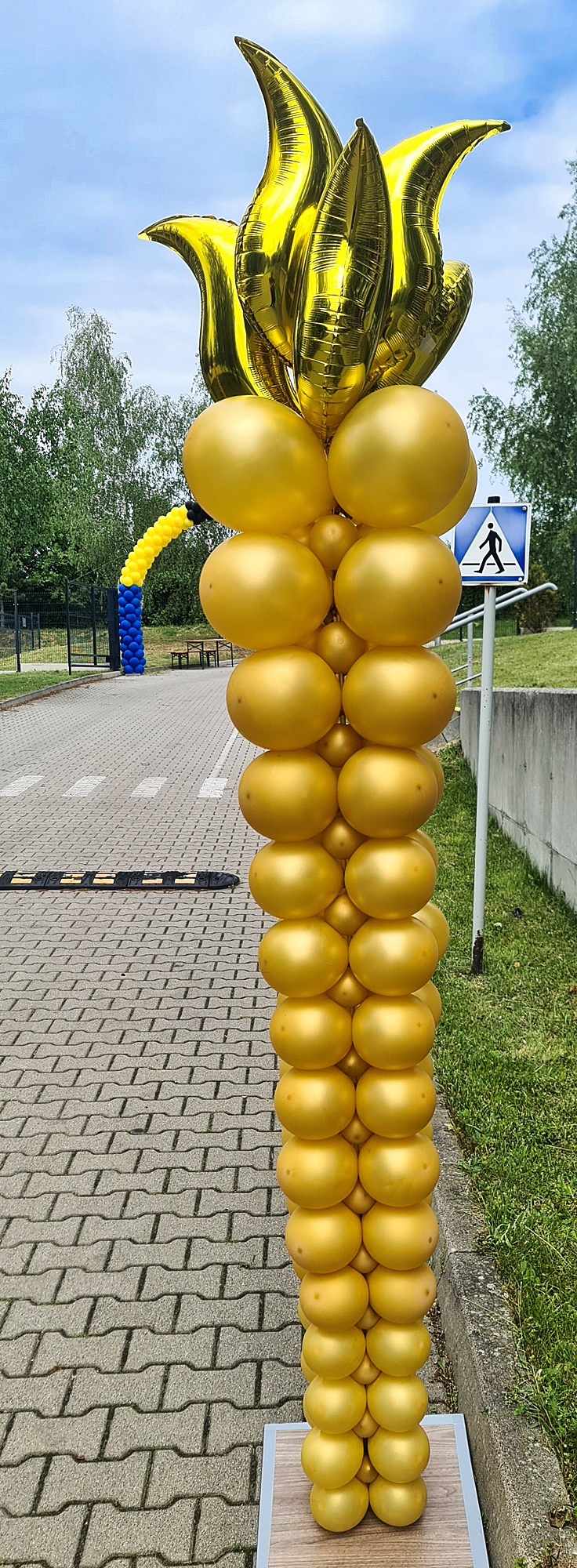 Znicz zrobiony z balonów