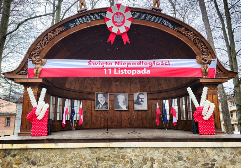 Dekoracja sceny balonami na uroczystości z okazji 11 listopada