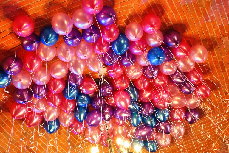Balony z helem pod sufitem sali