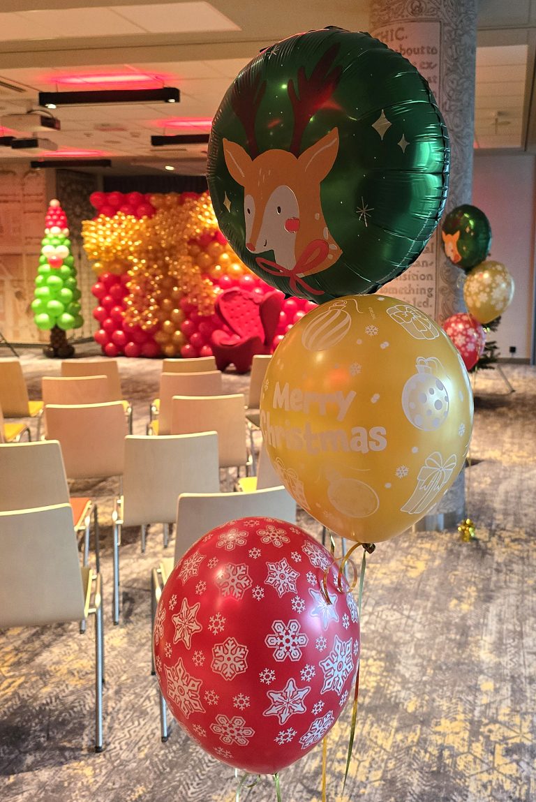 Balony z helem na mikołajkową imprezę dla dzieci.