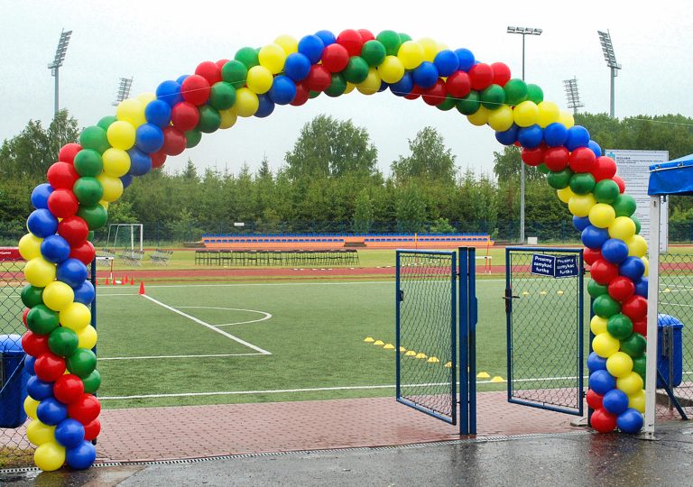 Brama z balonów jako dekoracja wejścia na dziecięce zawody sportowe