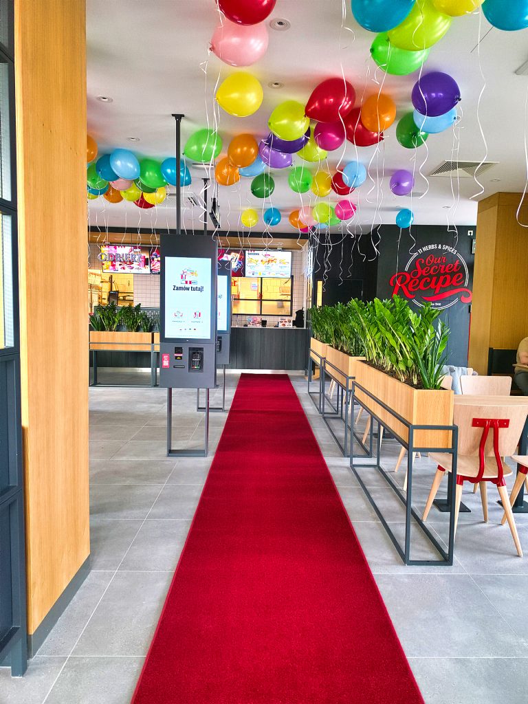 Czerwony dywan na otwarcie restauracji KFC w Warszawie