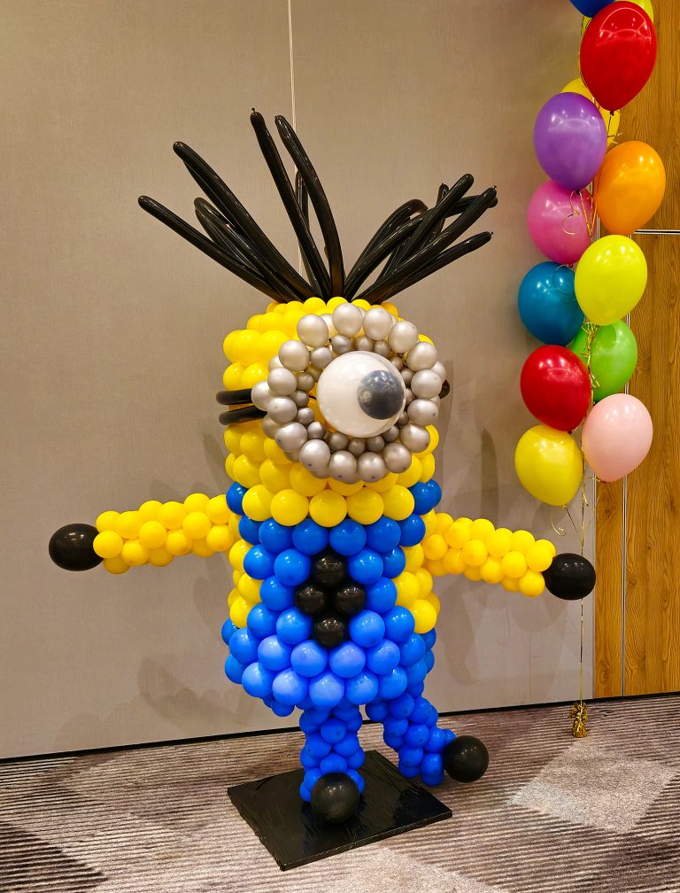 Minionek wykonany z balonów
