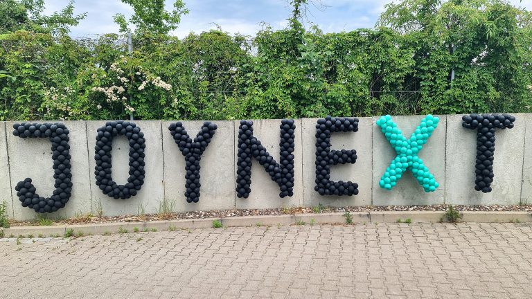 Balonowy napis jako dekoracja w plenerze