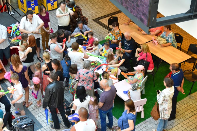 Skręcanie balonów na evencie w legnickiej Galerii Handlowej