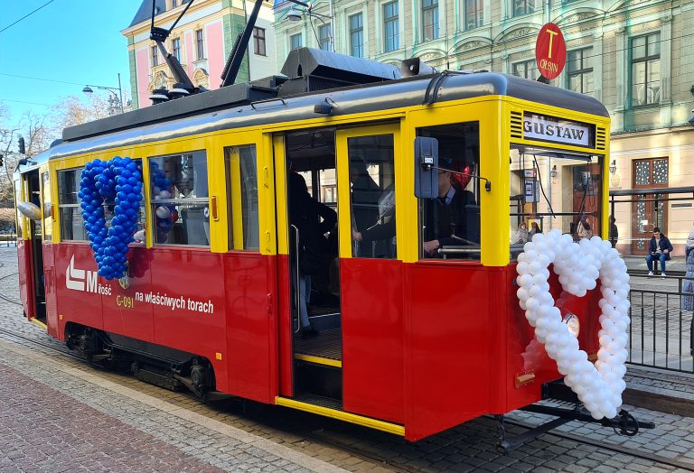 Balonowe serca jako dekoracje walentynkowego tramwaju we Wrocławiu