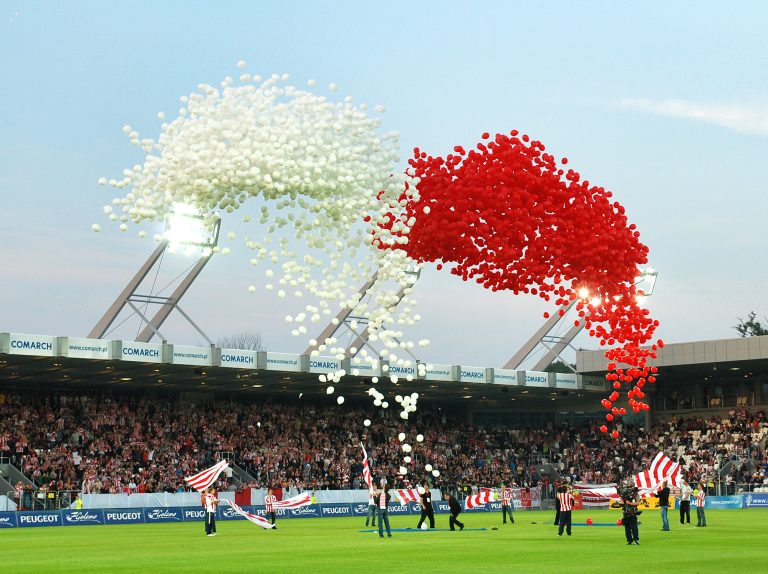 Wypuszczanie 5000 balonów z helem na stadionie w Krakowie