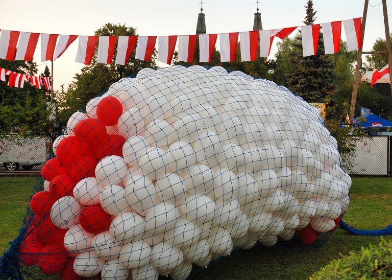 Biało-czewrwone balony z helem przygotowane do wypuszczenia