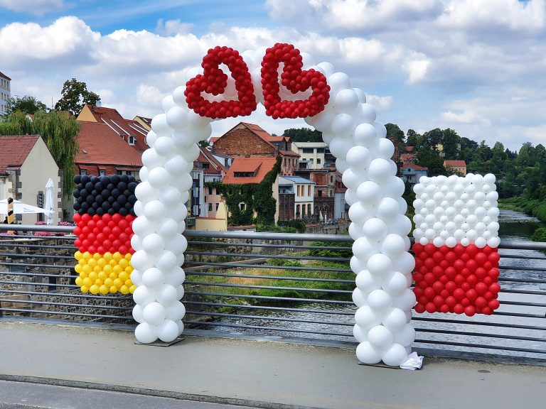 Brama z balonów na moście granicznym Polsko-Niemieckim jako niespodzianka dla pary Młodej łączącej te dwa narody