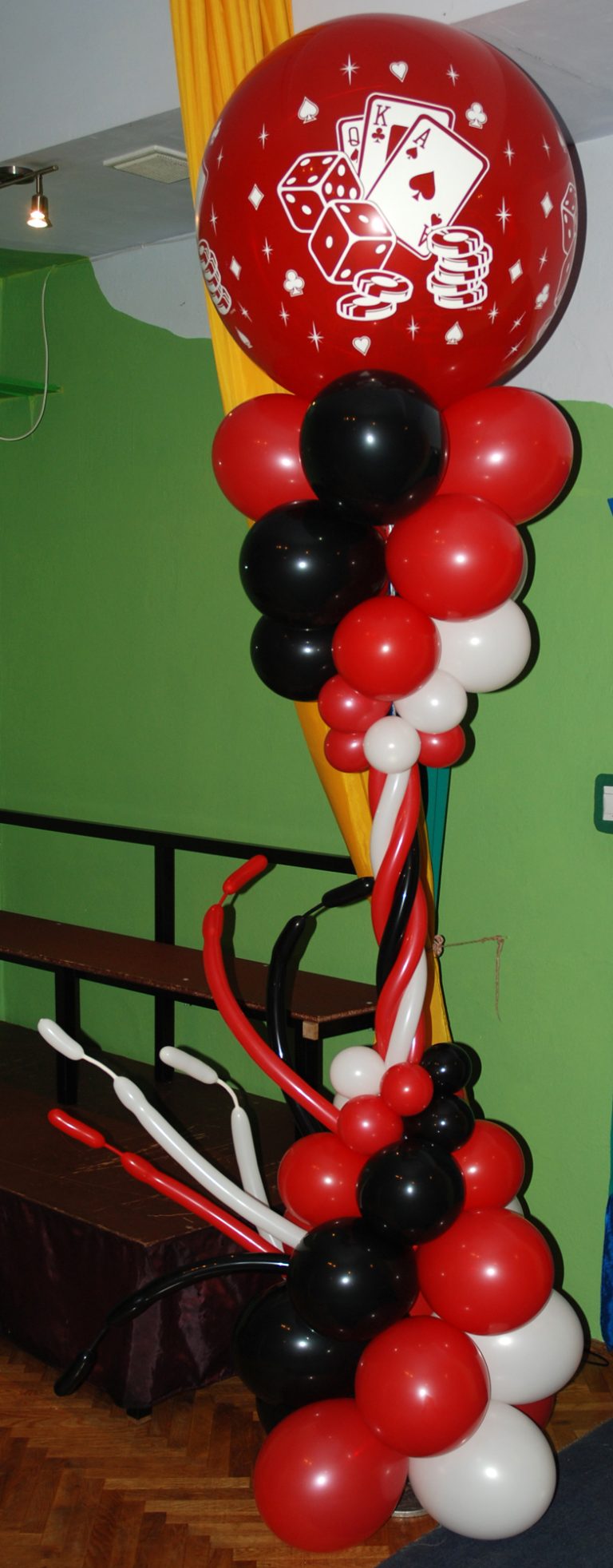 Kolumna z balonów na urodziny dziecka.