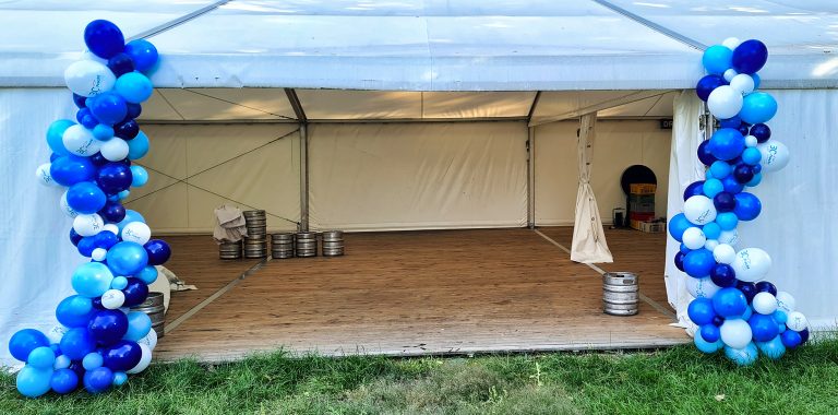 Organiczne kolumny z balonów na pikniku firmowym