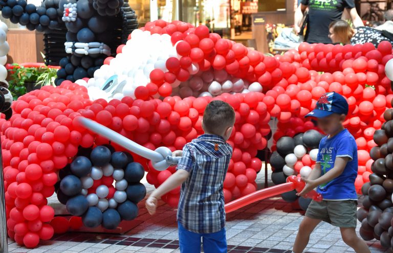 Zabawa balonowymi szablami