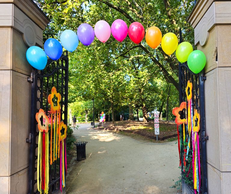 Balony z helem jako dekoracja wejścia do parku