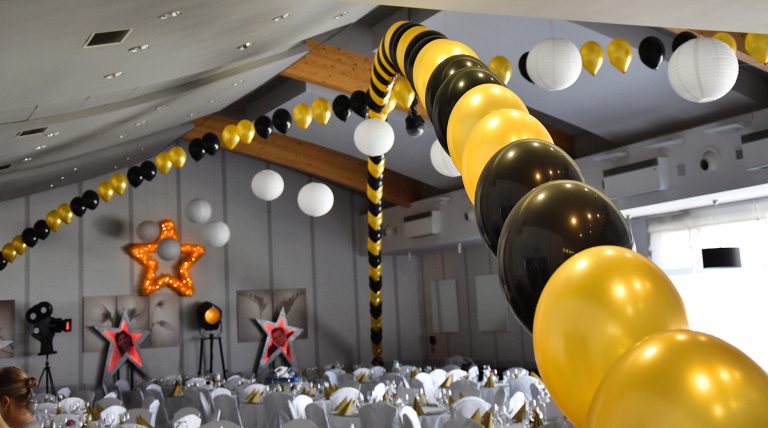 Balony z helem w łukach jako dekoracja na imprezę firmową