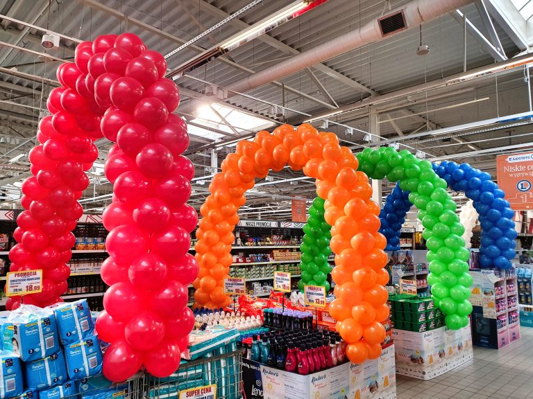 Bramy z balonów na promocję w markecie Carrefour