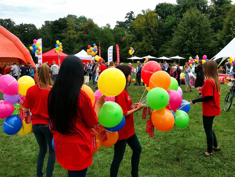 Kolorowe balony z nadrukiem założone na patyczki na evencie plenerowym