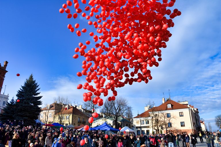 Rynek w Sandomierzu i wypuszczanie 1000 czerwonych balonów z helem