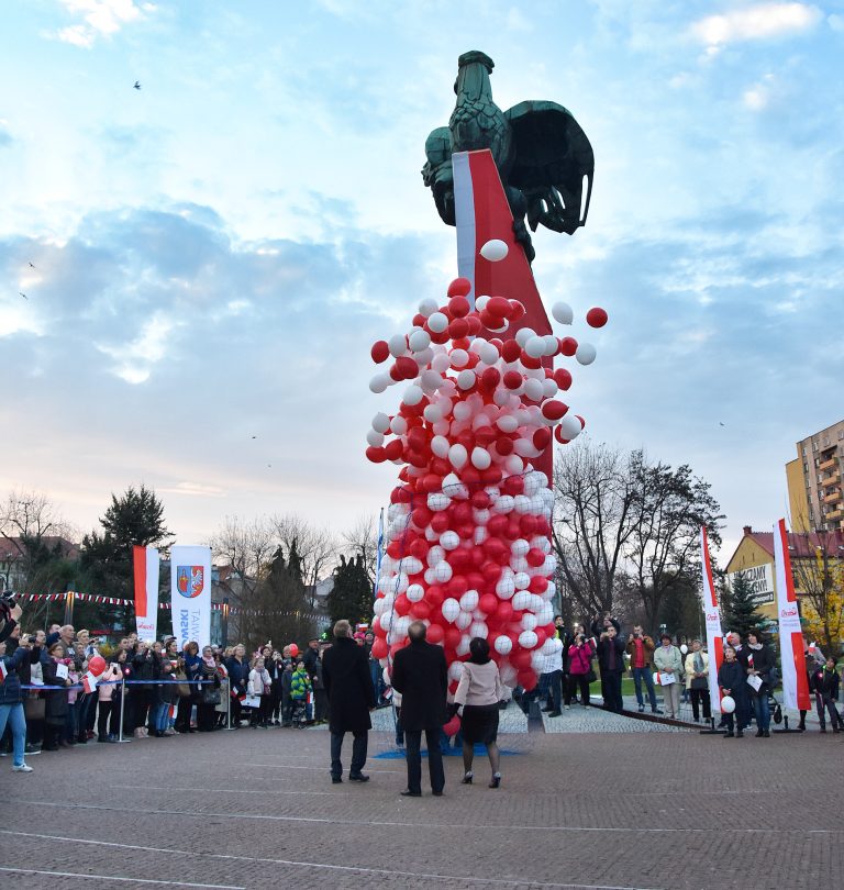 Wypuszczanie balonów z helem na pikniku z okazjiŚwięta Niepodległości