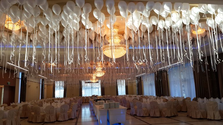 Białe balony z helem na bal sylwestrowy w Hotelu Haston.