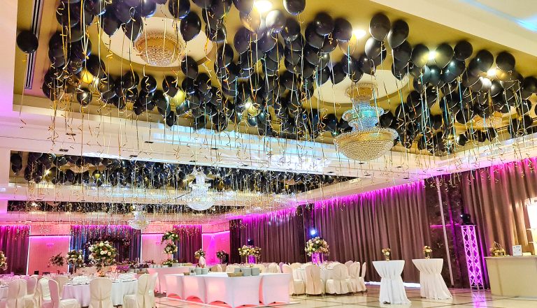 Balony z helem pod sufitem jako dekoracja na wesele w Hotelu Haston