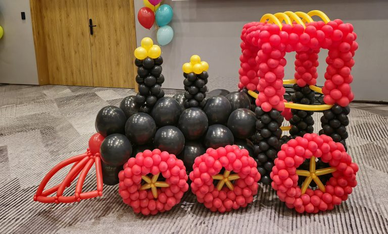 Lokomotywa z balonów