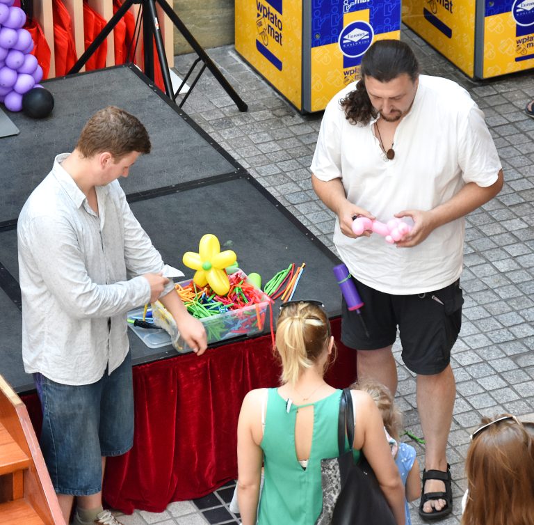 Skręcanie balonów w czasie eventu w Galerii w Legnicy