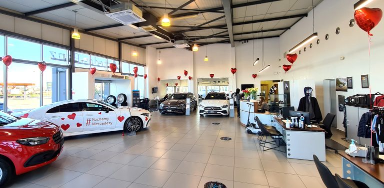 Walentynkowa dekoracja salonu mercedesa przy pomocy balonów serc napełnionych helem