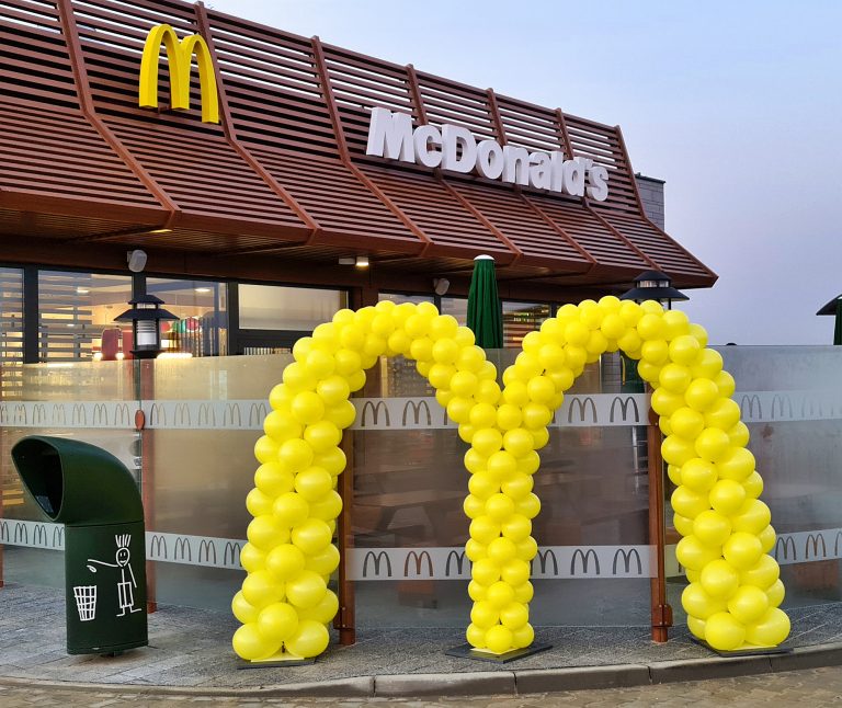Wielkie M z balonów na otwarcie restauracji McDonald
