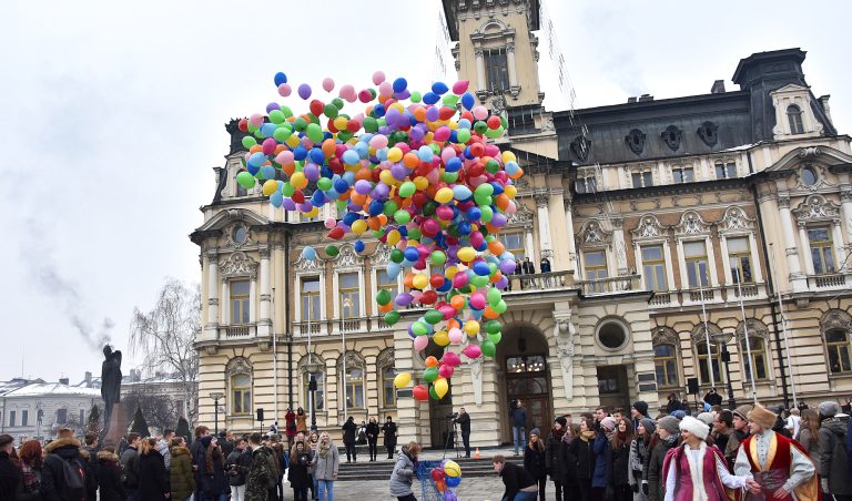 Puszczanie 1000 balonów z helem na Rynku w Nowym Sączu