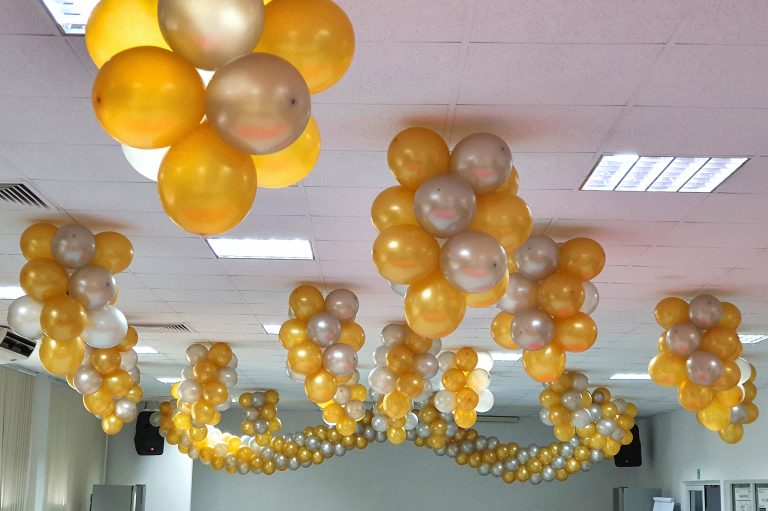 Dekoracja balonowa na bal dla dzieci