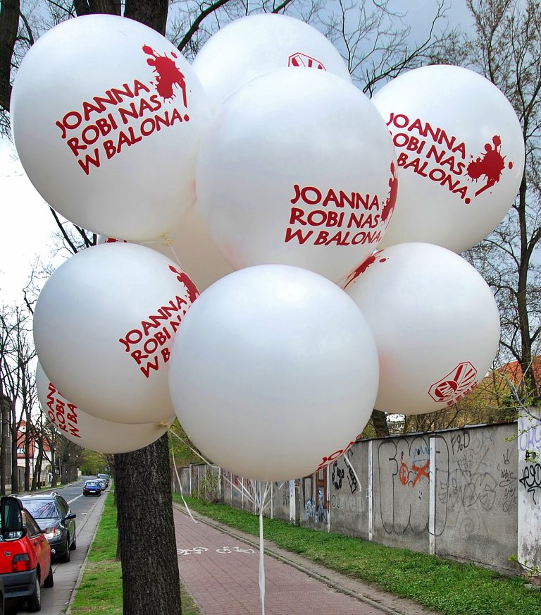 Balony olbrzymy z nadrukiem na protesty nauczycieli